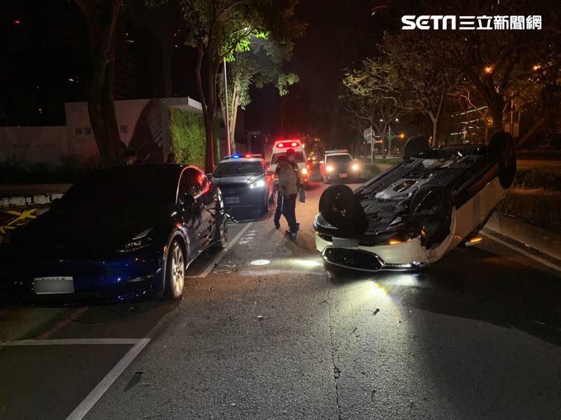 女駕駛原本受困車上，被救出後因撞斷牙也無法呼氣檢測。（圖／翻攝畫面）