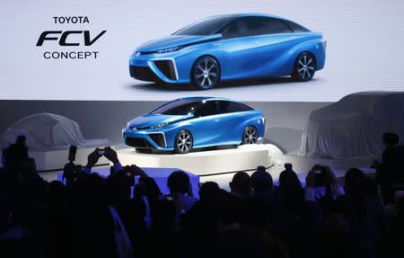 Toyota Motor Corp's Fuel Cell Vehicle (FCV) concept car is seen at the 43rd Tokyo Motor Show in Tokyo in this November 20, 2013 file photo. REUTERS/Yuya Shino/Files