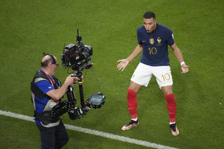 Kylian Mbappé convirtió el tercer gol de Francia ante Polonia y celebró con histrionismo para la televisión