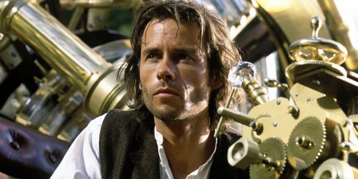 Guy Pearce sits in front of the time machine in The Time machine