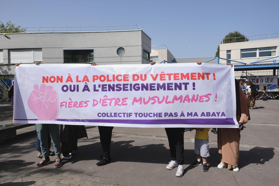 "Nein zur Kleidungs-Kontrolle": Frauen in Frankreich protestieren vor einer Schule gegen die Kleidungsregeln (Bild: Remon Haazen/Getty Images)