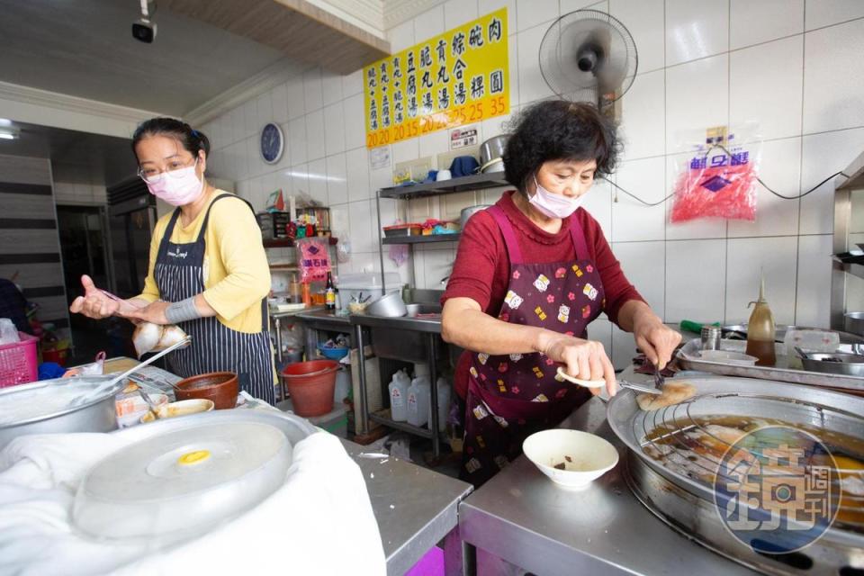 農會前肉圓店開店超過60年，現在由第二代、第三代一起經營。