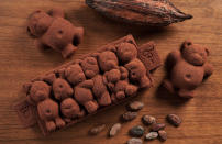 Bûche Famille d’Oursons, 6 personnes, 59€<br><p> Alors que les oursons de la Maison Sève sont des stars sur les réseaux sociaux, Arthur Sève leur consacre même une bûche ! Entre biscuit moelleux au chocolat noir, mousse intense, et croustillant au chocolat, les gourmands seront comblés.<br> <br> <a href="https://www.chocolatseve.com" rel="nofollow noopener" target="_blank" data-ylk="slk:https://www.chocolatseve.com;elm:context_link;itc:0;sec:content-canvas" class="link ">https://www.chocolatseve.com</a></p><br>