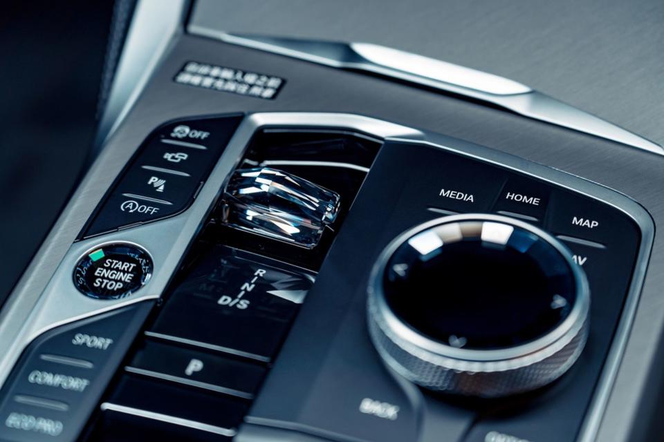  除了頂尖的科技配備，全新BMW 4系列擁有更為細膩的座艙質感，更於中控台處鑲嵌了頂級水晶套件，讓車主享受最為細緻的尊榮體驗