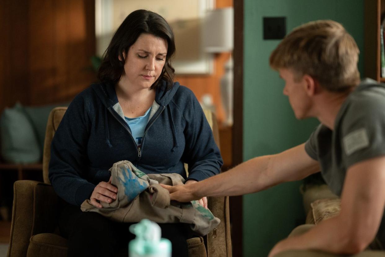 l r melanie lynskey as shauna and warren kole as jeff sadecki in yellowjackets, “doomcoming” photo credit kailey schwermanshowtime