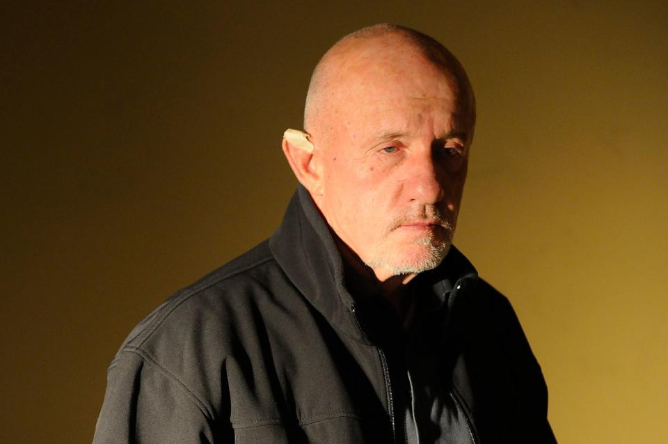 Michael "Mike" Ehrmantraut war einst Polizist, ist aber von der rechten Bahn abgekommen und arbeitet als Auftragskiller für Gus Fring. Der setzt ihn auf Walter an, wird aber von diesem getötet. Mike sinnt auf Rache, muss sich Walter und Jesse aber schließlich anschließen. (Bild: AMC)