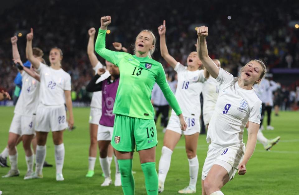 England’s Ellen White, Hannah Hampton celebrate and teammates celebrate (REUTERS)