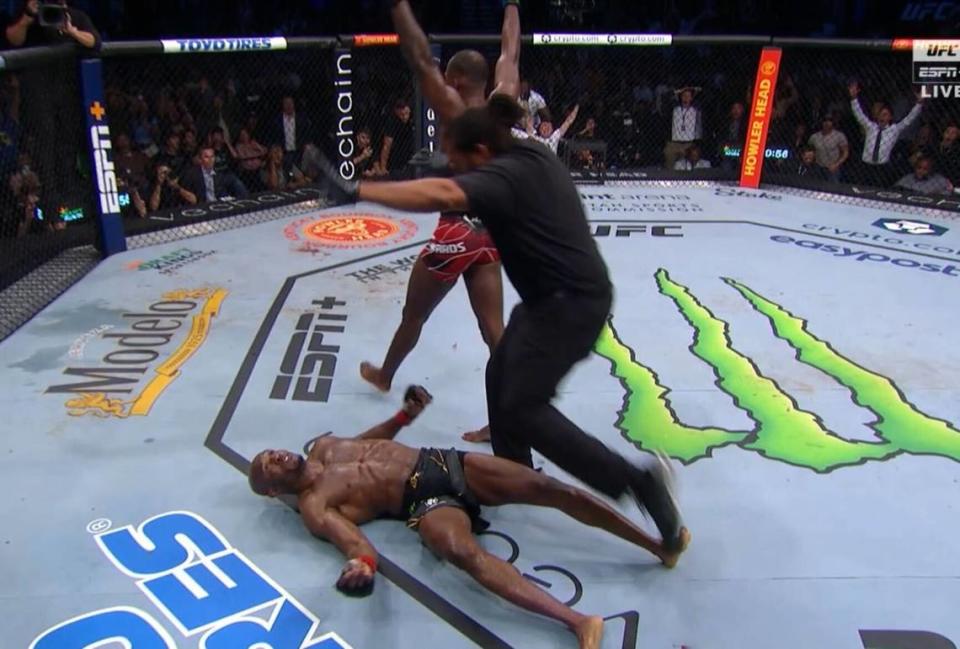 Leon Edwards (der.) celebra tras noquear a Kamaru Usman con una patada en la cabeza de último minuto de la cartelera de la UFC 278, celebrada el 20 de agosto de 2022 en Utah.