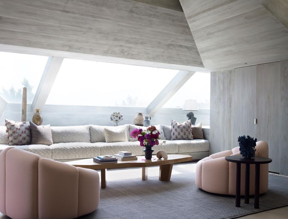 Next to the main five-bedroom house is an annex for guests with three bedrooms and a lounge. The custom banquette under the window, built by Jonas Workroom, is upholstered in a cotton-linen-mohair blend from Chapas Textiles. The pudgy club chairs were designed by Pierre Paulin and produced by Ralph Pucci.