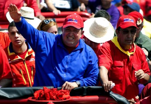 Hugo Chávez, que murió este martes a los 58 años, fue un teniente coronel venezolano que tras fracasar en un intento de golpe de Estado en 1992 fue electo y reelecto como presidente a lo largo de 14 años, durante los cuales implantó un modelo socialista en Venezuela, inspirado en el comunismo cubano y basado en la redistribución de la renta petrolera en beneficio de los más pobres. (AFP/Archivo | juan barreto)