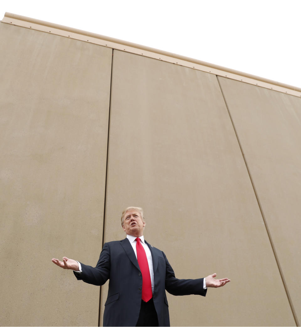 Donald Trump frente a uno de los prototipos para su plan de muro fronterizo. La negativa del Congreso a darle fondos para ello y el empecinamiento de Trump en lograrlo tiene al gobierno federal parcialmente cerrado desde hace casi un mes. (Reuters)