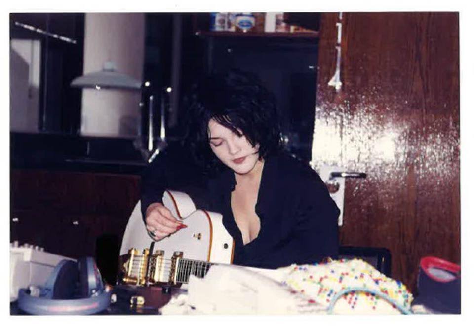 La actriz Drew Barrymore también fue fotografiada por el guitarrista rítmico de Foo Fighters, Pat Smear, tocando el instrumento (Pat Smear/PA)