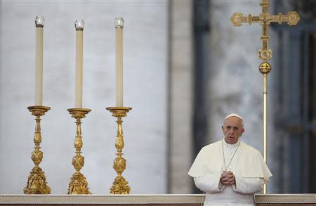 Pope Francis attends a prayer calling for peace in Syria, in Saint Peter's square at the Vatican September 7, 2013. Pope Francis has invited people of all faiths to join a day of fasting and prayer to call for an end to the conflict in Syria on Saturday. REUTERS/Tony Gentile