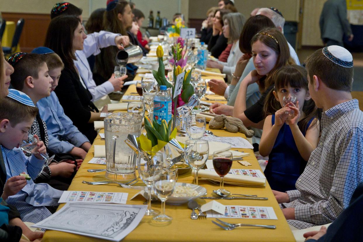 Temple Shalom offers a Passover community Seder to members of the community. Aberdeen, NJ Saturday, April 4, 2015 Doug Hood/Staff Photographer @dhoodhood