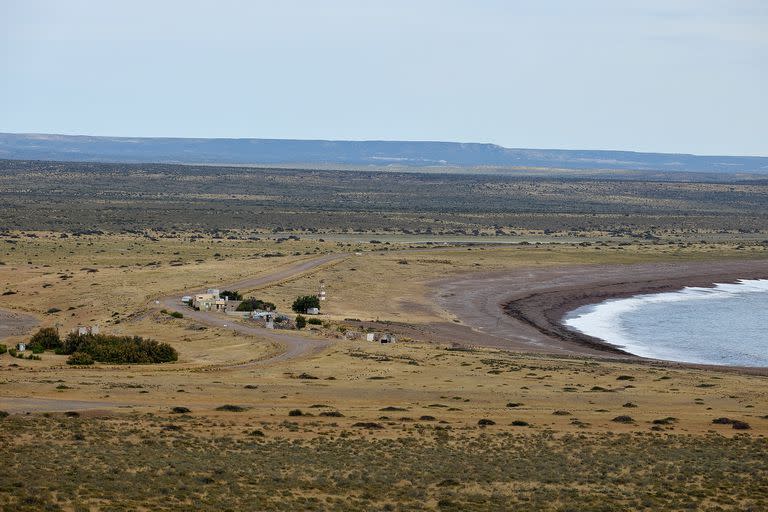 El cabo refugio natural; Chubut; cabo raso;  Eliane Fernandez Müller; Eduardo González; sociedad; playa; faro; búnker; surfers