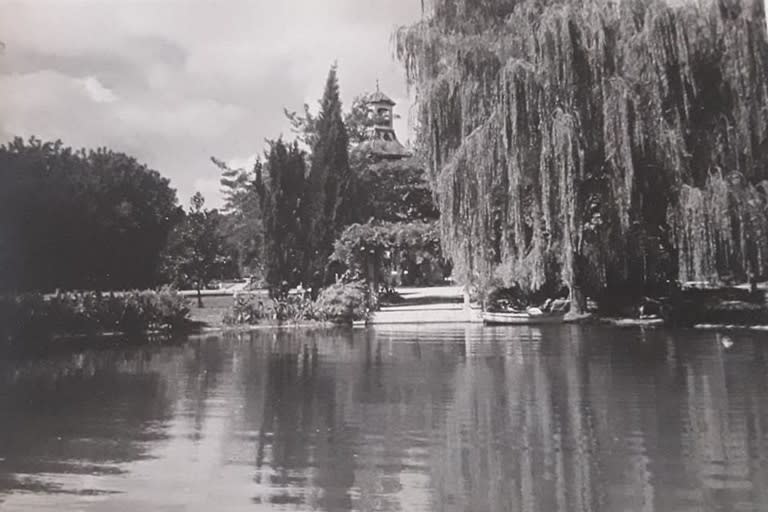 El parque de adelante tenía una laguna artificial