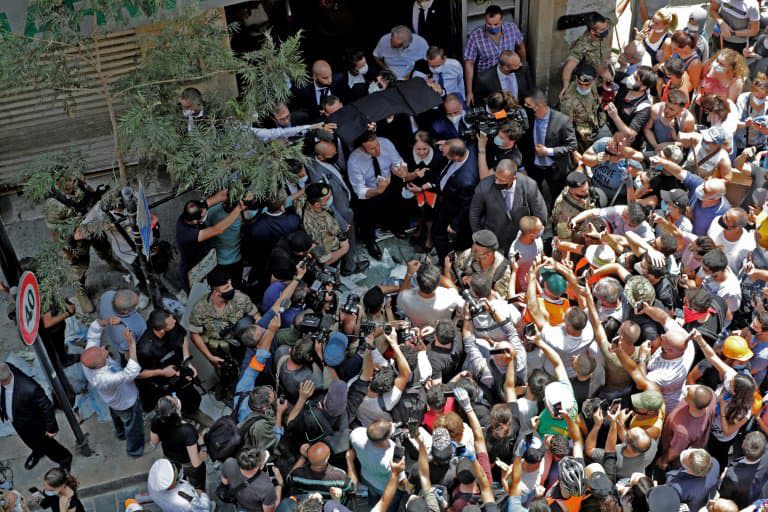 Le président français Emmanuel Macron devant une foule de Libanais à Beyrouth, deux jours après des explosions dévastatrices, le 6 août 2020. - ANWAR AMRO © 2019 AFP