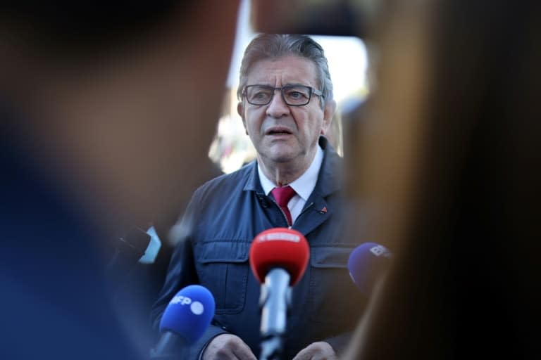 Le chef de file de LFI, Jean-Luc Mélenchon, répond à des journalistes après son audition au procès du groupuscule d'ultradroite OAS le 24 septembre 2021 à Paris   - Thomas COEX © 2019 AFP