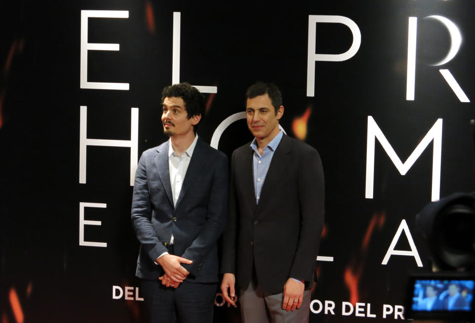 El director Damien Chazelle, izquierda, y el guinista Josh Singer, ambos estadounidenses, asisten a la alfombra roja de "First Man" en la inauguración de la 16ta edición del Festival de Cine de Morelia, México, 20 de octubre de 2018. (AP Foto/Berenice Bautista)