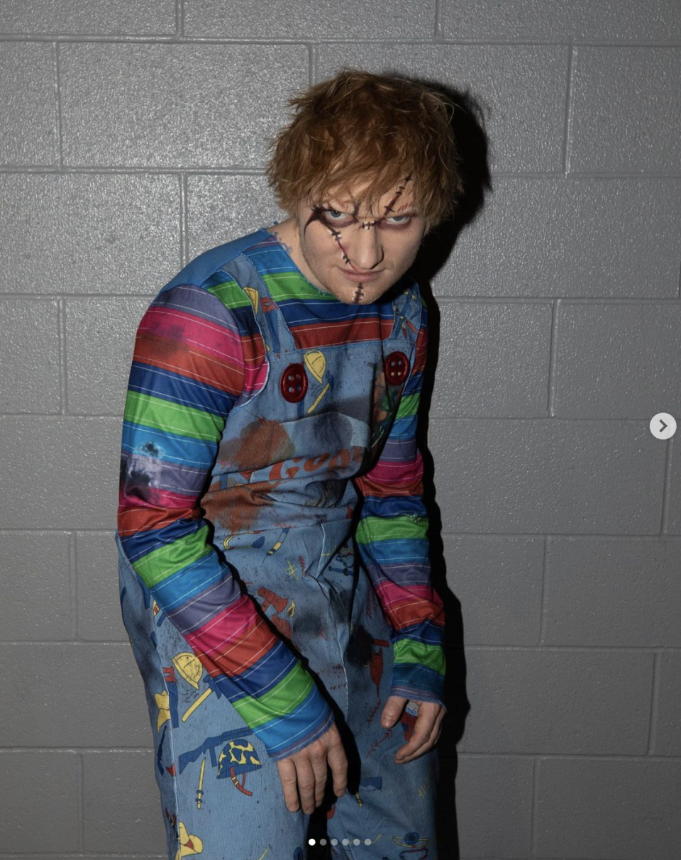 <p>Ed Sheeran a opté pour la fameuse poupée machiavélique Chucky pour son costume d'Halloween.</p> 