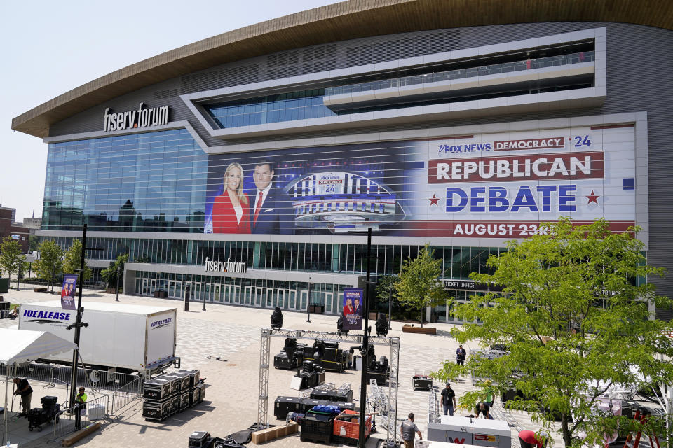 El Fiserv Forum previo al primer debate presidencial republicano de la campaña electoral de 2024 en Estados Unidos, el martes 22 de agosto de 2023, en Milwaukee. (AP Foto/Morry Gash)