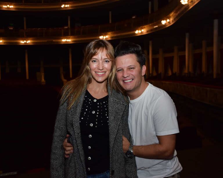 Luisana Lopilato, recién llegada a la Argentina junto a su marido Michael Bublé y los cuatro hijos de ambos, se dio el gusto de ver a su hermano Darío en una función de Antígona en el baño, la obra teatral que protagoniza junto a Verónica Llinás y Héctor Díaz. La esposa del cantante desocupó su apretada agenda. Lopilato asistió a la sala Seminari, en la localidad de Escobar, para saludar a su hermano y, de paso, festejar el regreso de Llinás al escenario luego de su internación en Uruguay por problemas respiratorios