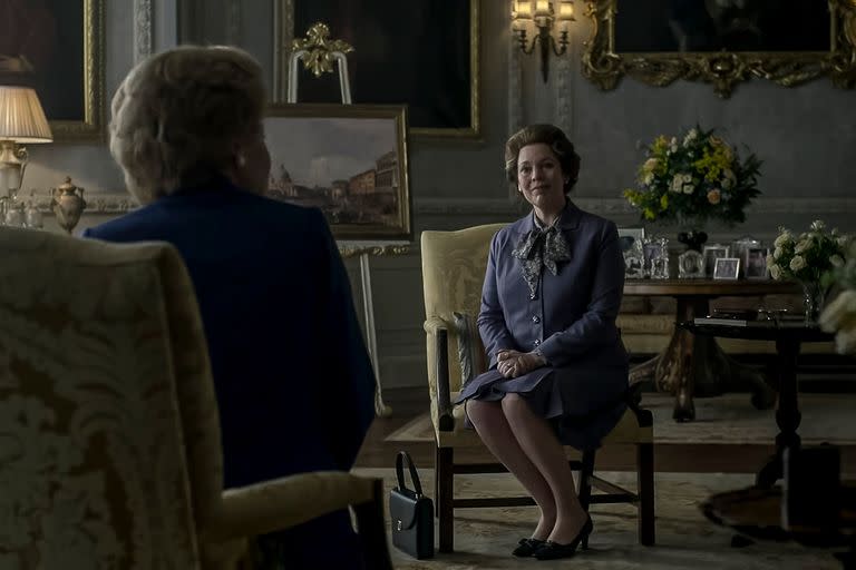 Olivia Colman como la reina Isabel II y Gillian Anderson como Margaret Thatcher. 