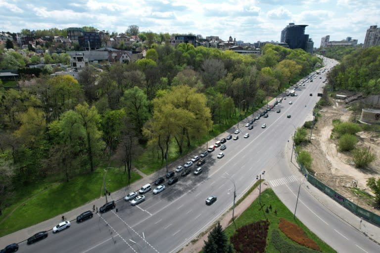 Vue aérienne d'automobilistes faisant la queue à une station-service de Kiev, le 2 mai 2022 en Ukraine (AFP/Carlos REYES)