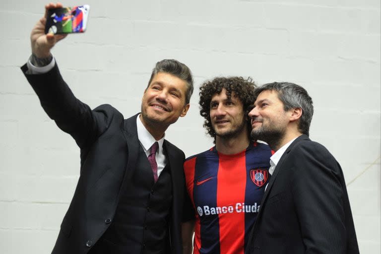 Otros tiempos: Marcelo Tinelli y Matías Lammens, junto Fabricio Coloccini