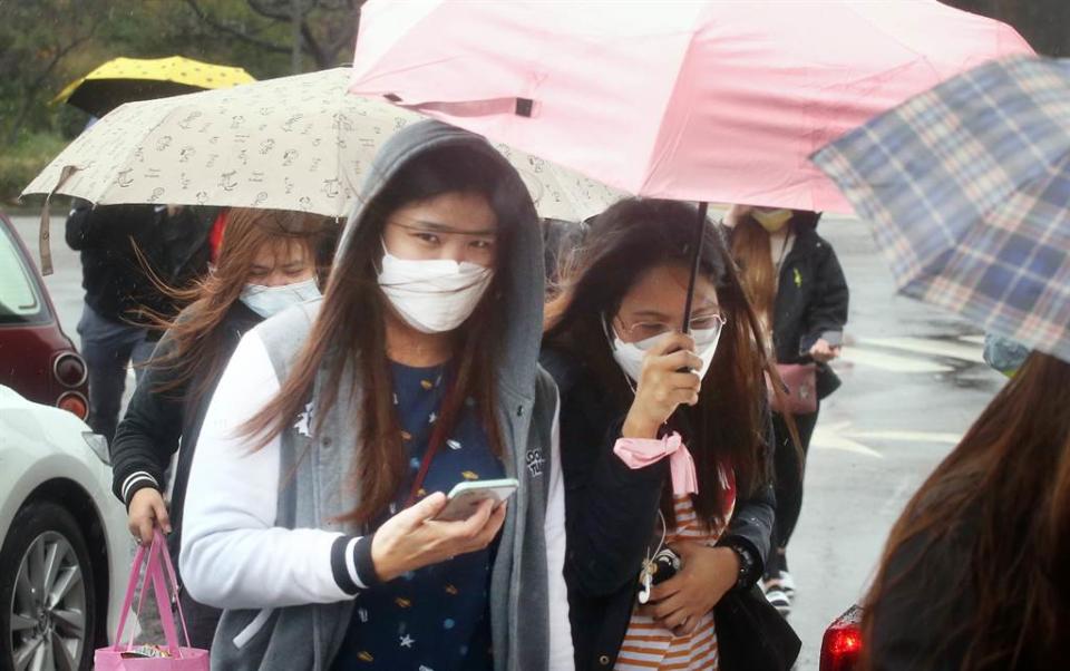 今(22日)是水氣最多的一天，各地都有明顯降雨，水氣一波接一波，明天降雨雖然稍緩，但下周一華南雲雨區東移又會下雨，要到下周三(26日)天氣才會較為好轉。（范揚光攝）