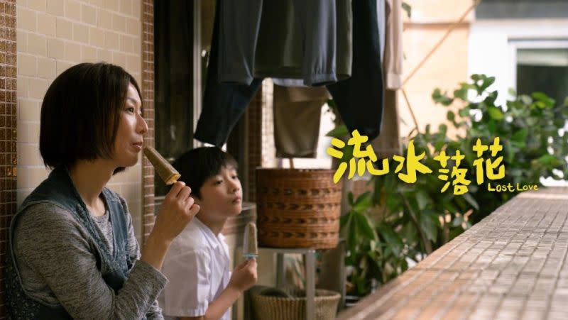 ▲香港電影評論學會大獎「最佳女演員」獎項，由《流水落花》鄭秀文（左）獲得。（圖／翻攝自微博）