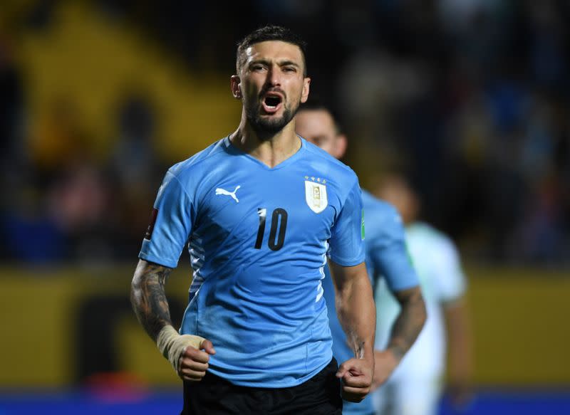 Foto del domingo del futbolista de Uruguay Giorgian de Arrascaeta celebrando tras marcar el cuarto gol de su equipo ante Bolivia.