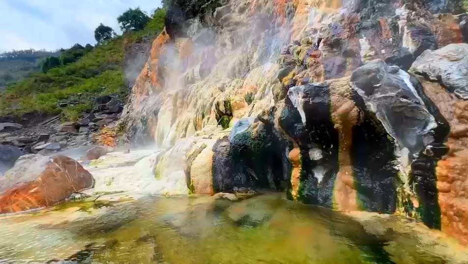 穿越崎嶇溪谷抵達高雄最美秘境溫泉　登山團走2小時直呼值得