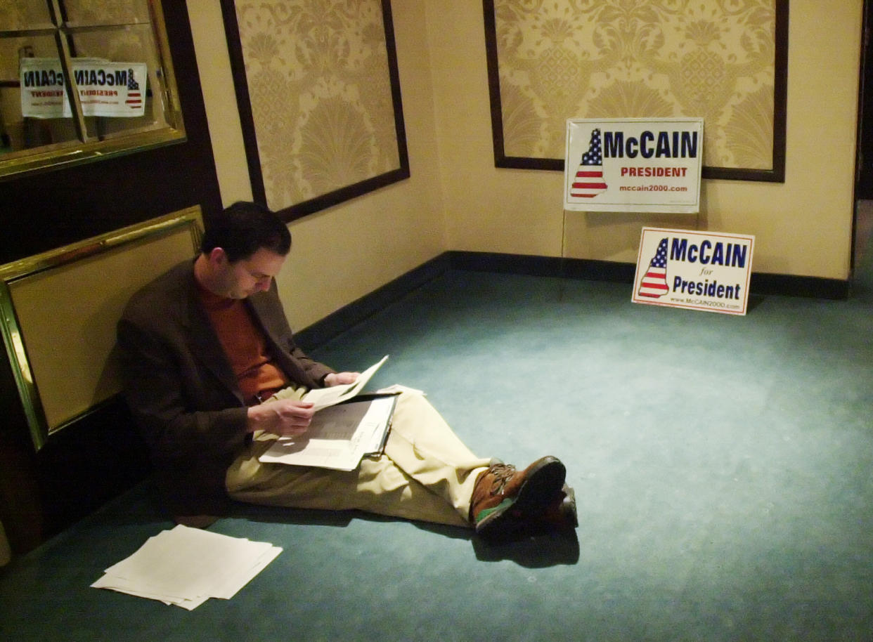 John Weaver, then-adviser to U.S. Sen. John McCain, reads over some papers during McCain's 2000 presidential campaign in New Hampshire on Jan. 27, 2000. (Photo: Brian Snyder / Reuters)