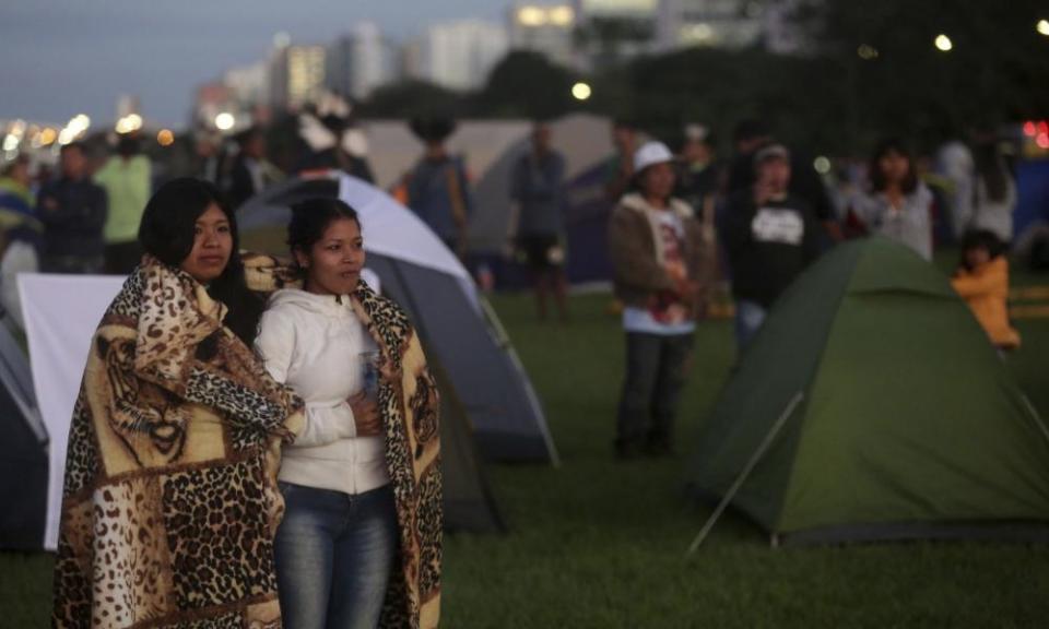 Indigenous peoples rise in the Brasília demonstration.