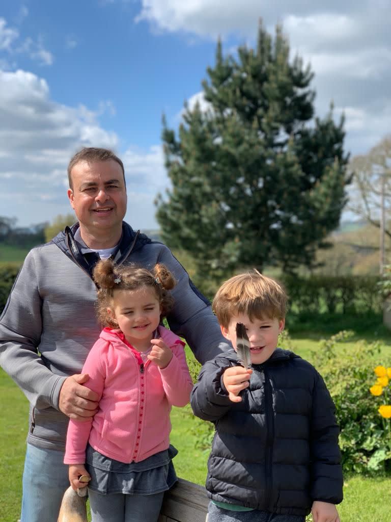 Fernando Saturno junto a sus hijos mellizos