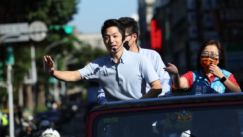 圖為蔣萬安28日車隊掃街謝票。中央社