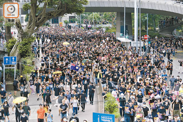 遊行四散：示威者在集會後佔據整條道路前行，無視遊行不獲批准。（吳艷玲攝）