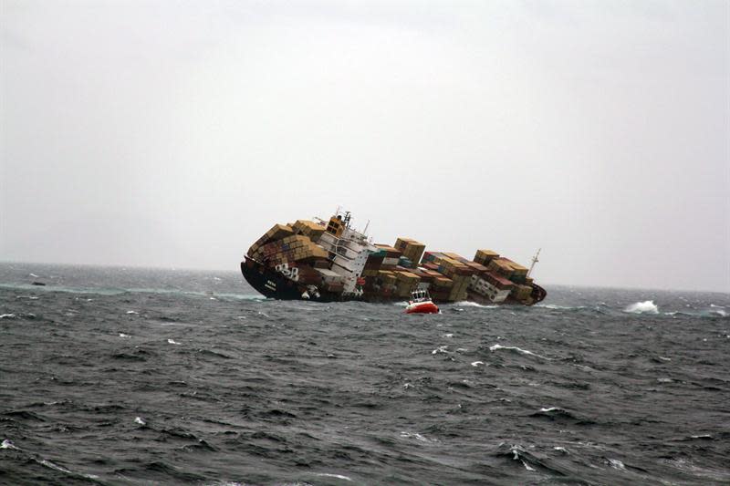 NZ13. MT. MAUNGANUI (NUEVA ZELANDA), 12/10/2011.- Vista del carguero Rena varado en el Arrecife Astrolabe, en Mt Maunganui (Nueva Zelanda) hoy, miércoles 12 de octubre de 2011. Las autoridades de Nueva Zelanda calificaron el vertido de combustible de la embarcación como el mayor desastre ambiental marítimo que ha sufrido el país después de que el barco tuviera hoy una nueva pérdida "importante" de fuel. EFE/FUERZA DE DEFENSA DE NUEVA ZELANDA/PROHIBIDO SU USO EN AUSTRALIA Y NUEVA ZELANDA/SOLO USO EDITORIAL