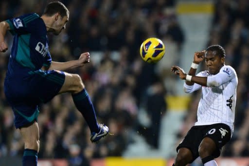 El equipo visitante, que logró su primera victoria fuera de casa esta temporada, se vio favorecido por la expulsión a la media hora de partido del noruego Brede Hangeland, del Fulham. (AFP | Ben Stansall)