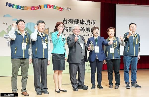 南市長勝營區綠意常盛案榮獲台灣健康城市暨高齡友善城市獎－綠色城市獎，副市長趙卿惠及地政局長陳淑美率團隊領獎。（記者李嘉祥攝）