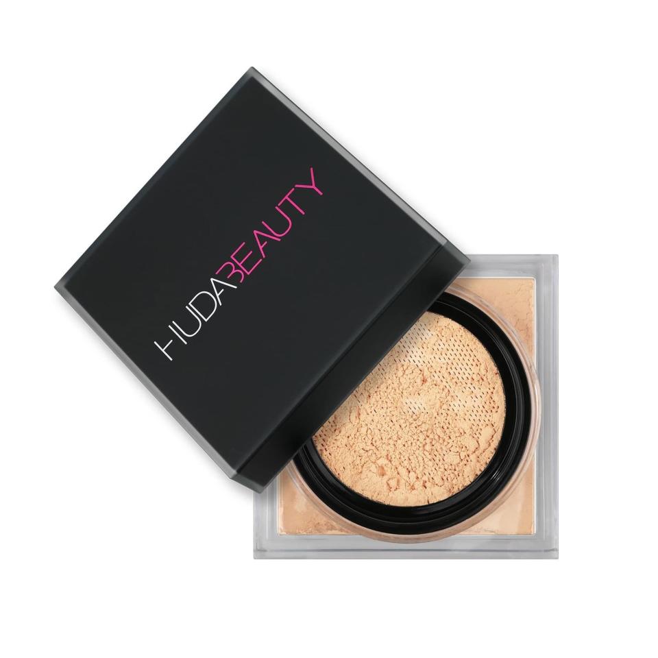 Huda Beauty Easy Bake Loose Baking & Setting Powder in Banana Bread