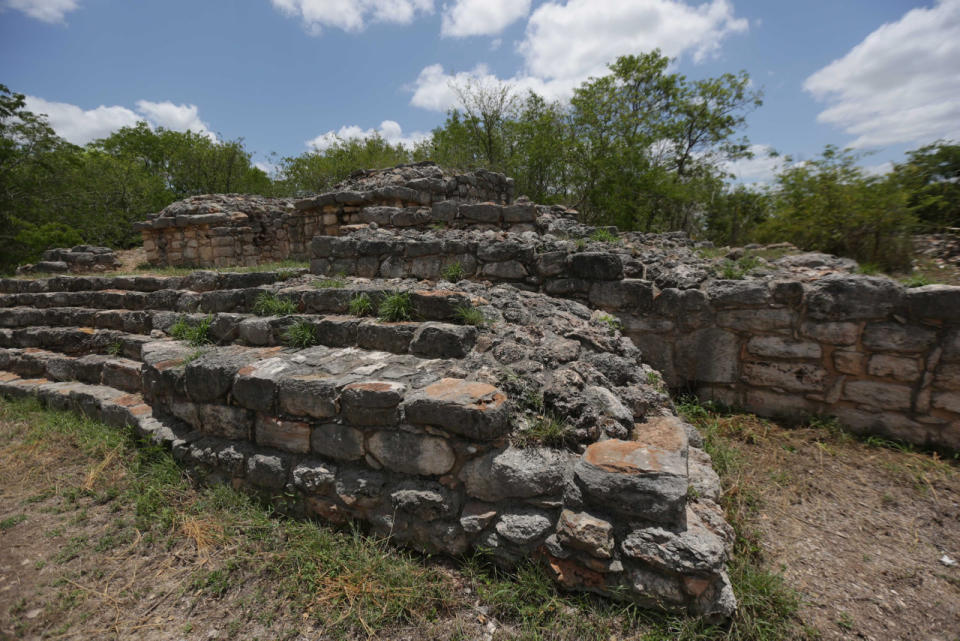 <p>Finalmente, comentó que un sacbé, camino blanco, unía a dichos edificios mayas, y de ésta vía sólo se conserva cerca de 300 metros, la tercera parte del trayecto.</p>