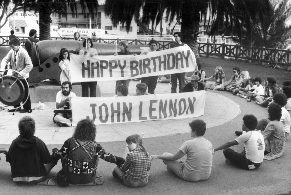 10 ottobre 1983, commemorazione del compleanno di John Lennon a Santa Monica, California, Usa (AP Photo/Jim Ruymen)