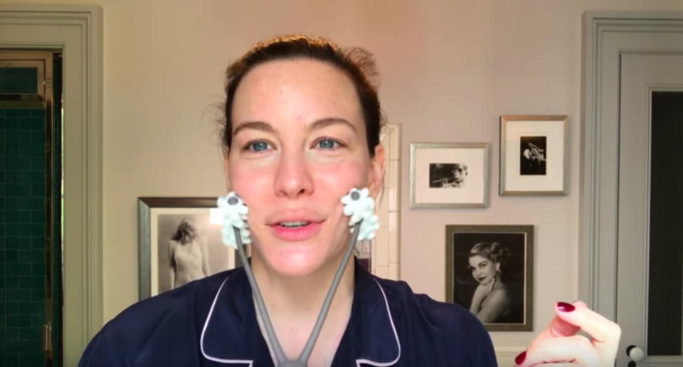 Hurra: Dieses Gesichtsmassage-Dings kostet nur 38 Dollar! (Screenshot: Youtube / Vogue)