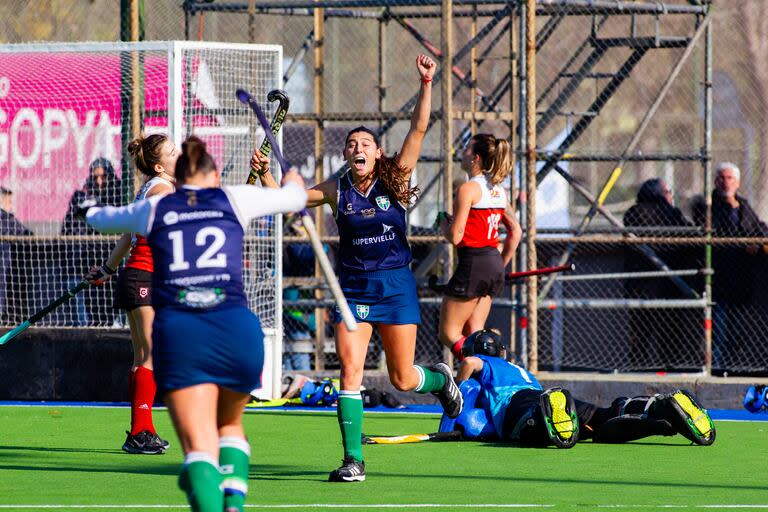 El festejo de las chicas de San Fernando vs. Arquitectura, en el Metropolitano de hockey femenino