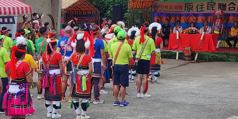 澎湖原住民聯合豐年祭（2） 澎湖縣原住民聯合豐年祭28日在馬公東文原住民部落 廣場舉行，來自花蓮、台東、台南、南投、桃園和澎 湖的原住民近300人，依循傳統進行，一起祭拜祖 靈，祈求風調雨順、族人平安事事順心。 中央社  113年9月28日 