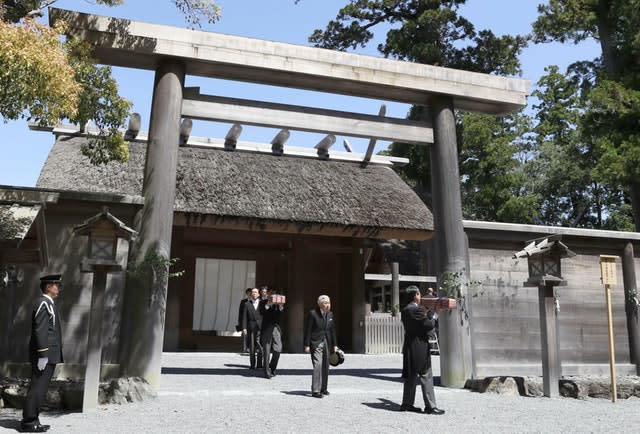 Akihito at Ise Shrine