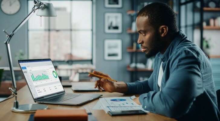 Man calcualting his federal income tax