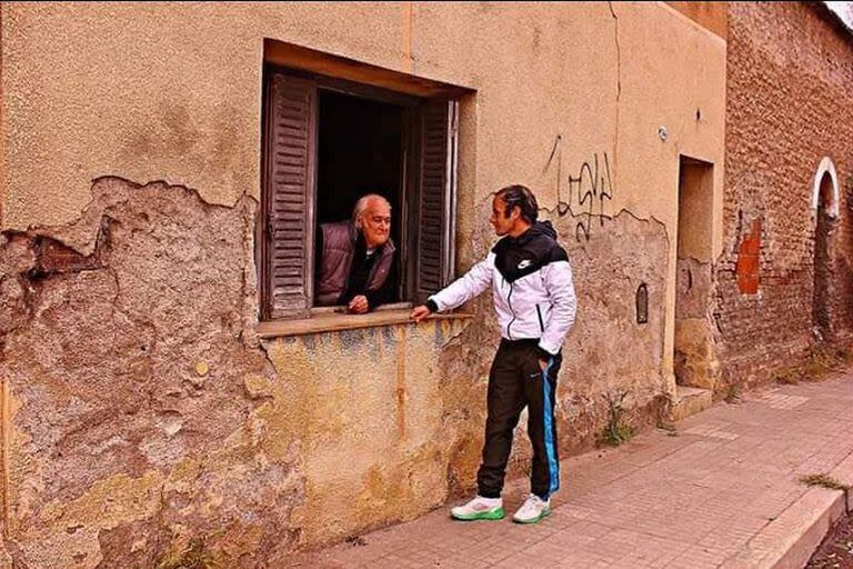 Brian Burgos y una postal de Río Cuarto con Pepe, el padrino de su madre, que lo acompañó en los primeros tiempos